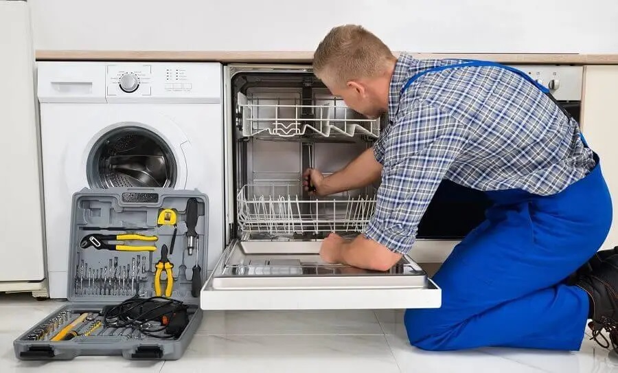 Bala Daikin servisi teknisyen ekibi beyaz eşya tamiri yaparken